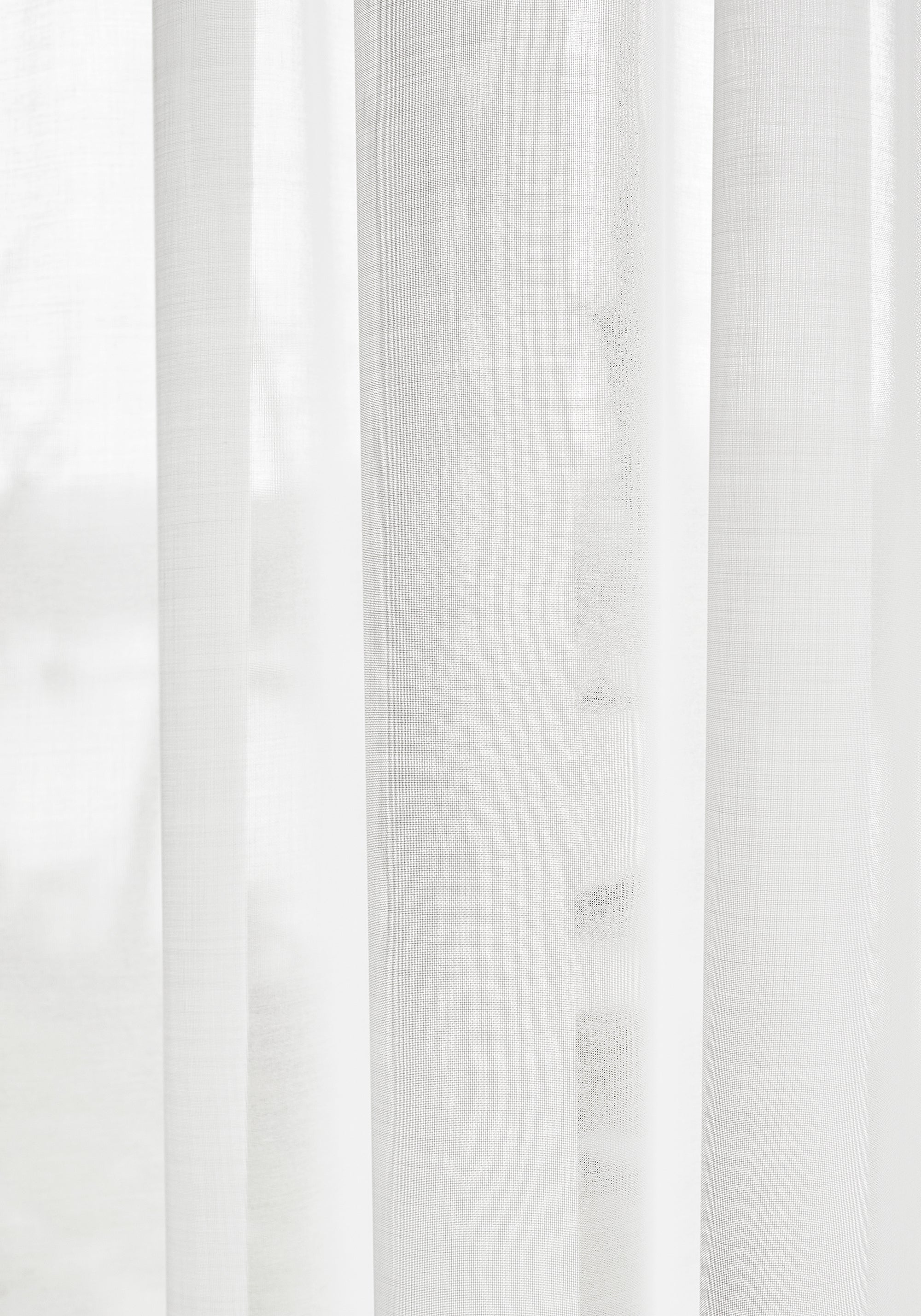 Sheer draperies made of Charlestown fabric in snow white color - pattern number FWW7150 - by Thibaut fabrics