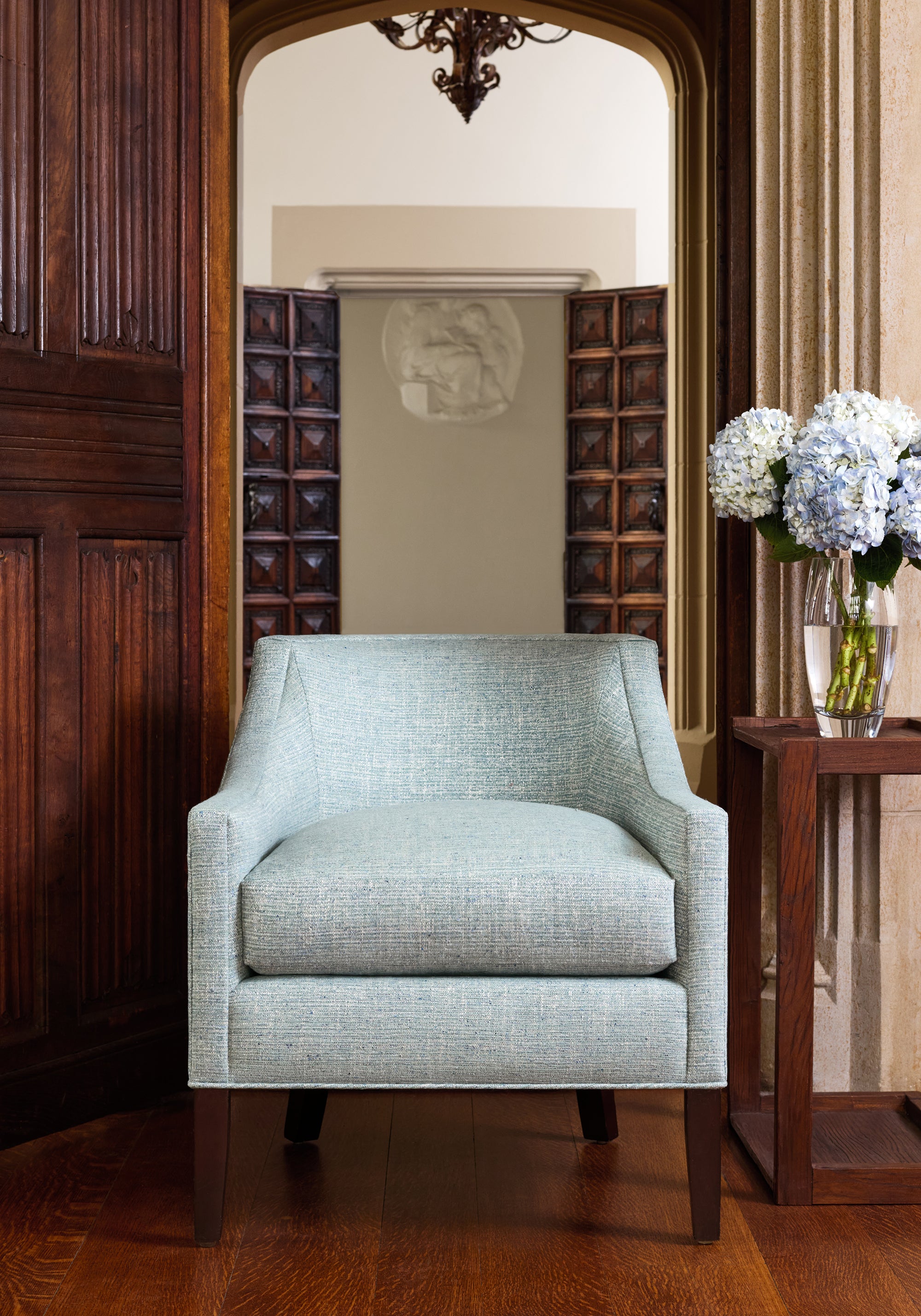 Living room with Chair upholstered in Elgin fabric in seaglass color - pattern number W80939 - by Thibaut fabrics