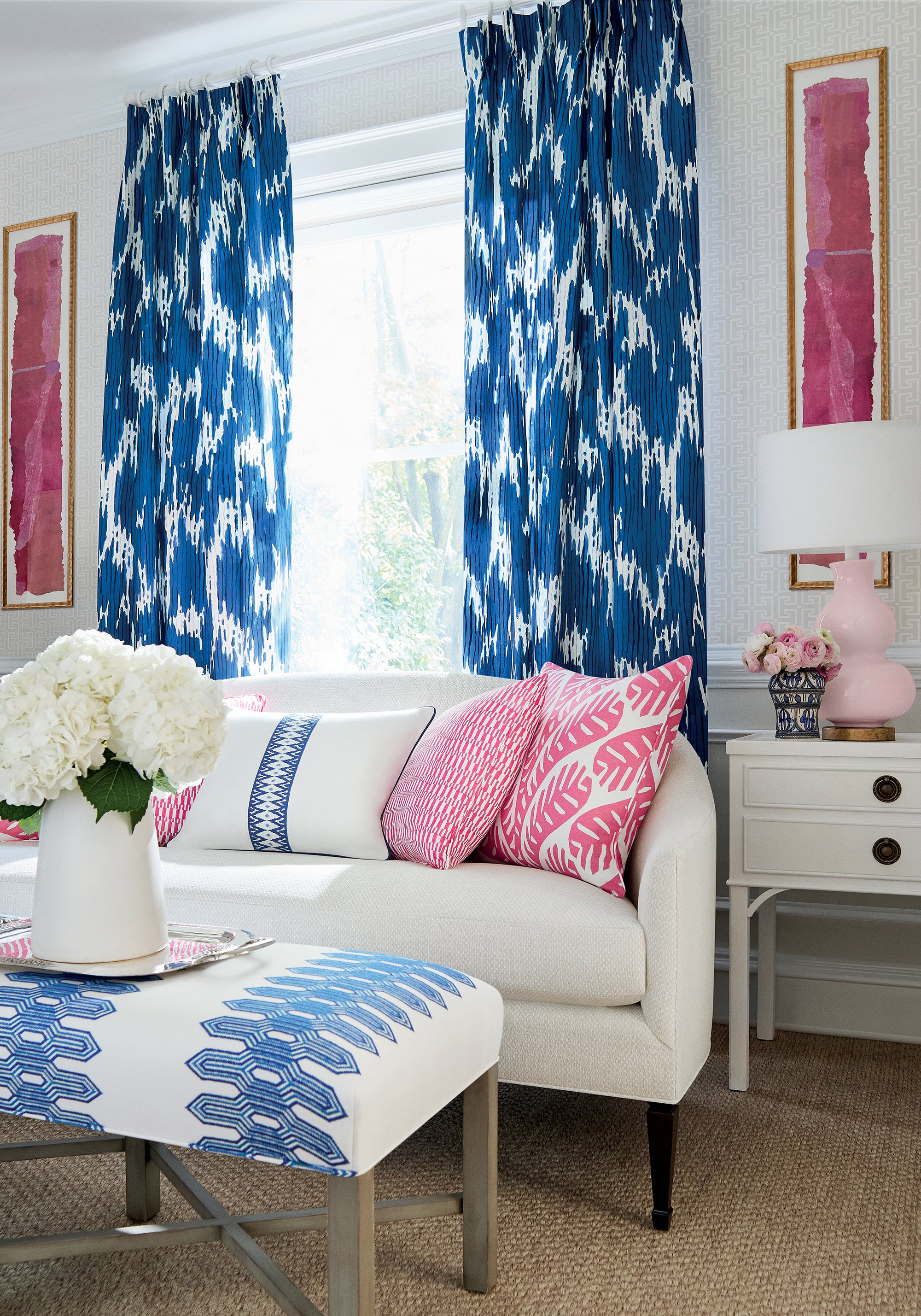 Living room with Whitby Sofa in Thibaut Cascade woven fabric in Parchment color pattern number W75252