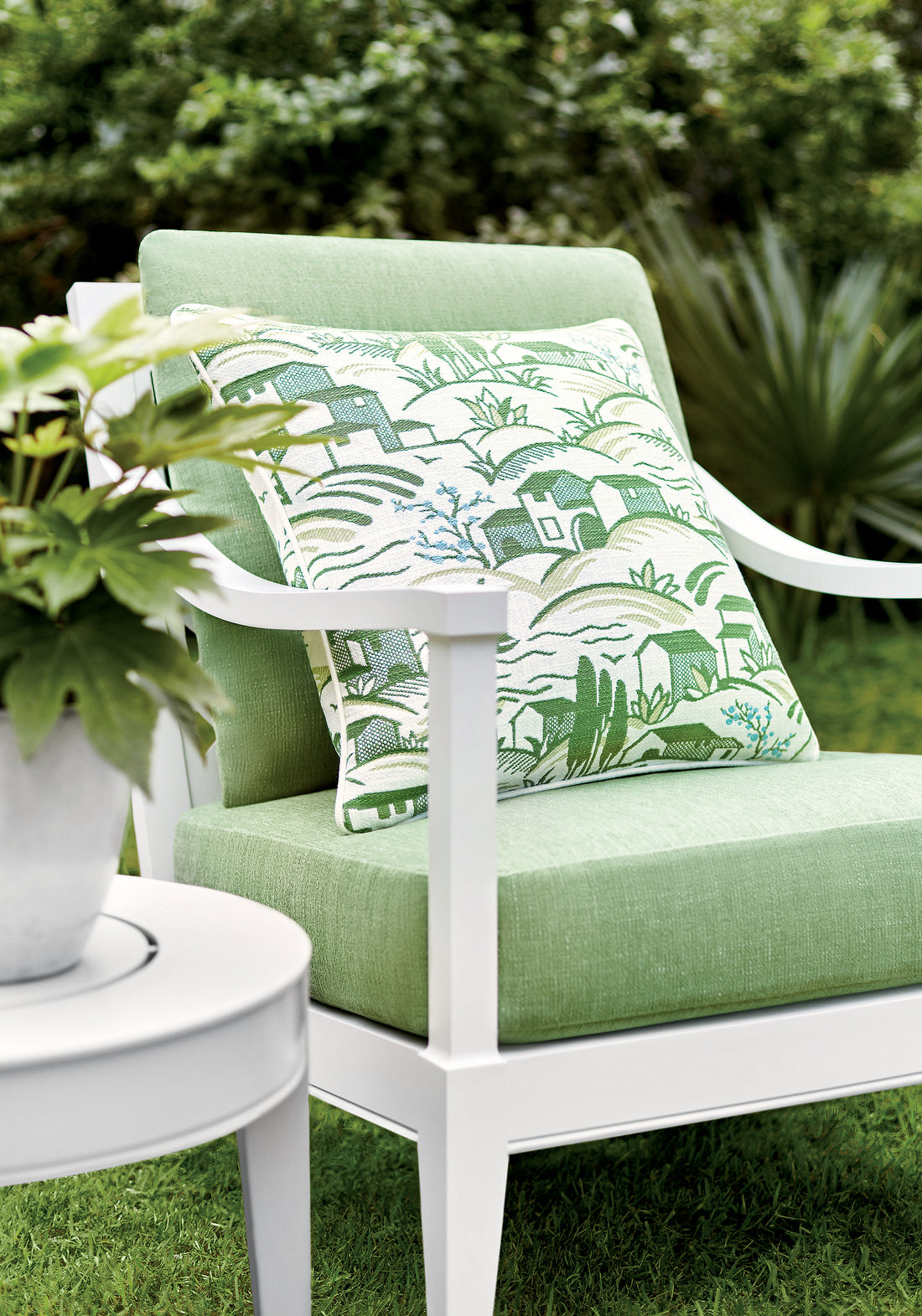 Outdoor chair in Vista woven fabric in kelly green color - pattern number W73386 by Thibaut in the Landmark Textures collection