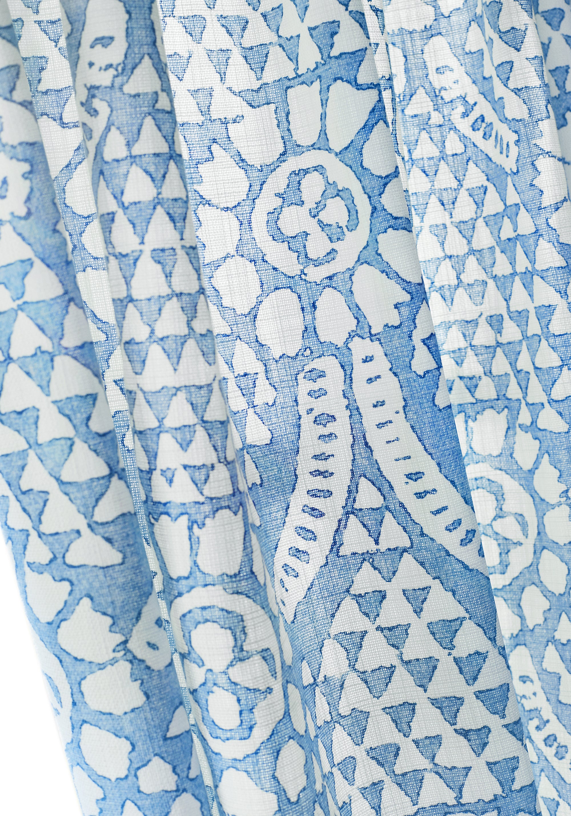 Detail of Thibaut Chamomile fabric in blue and white color - pattern number F914314