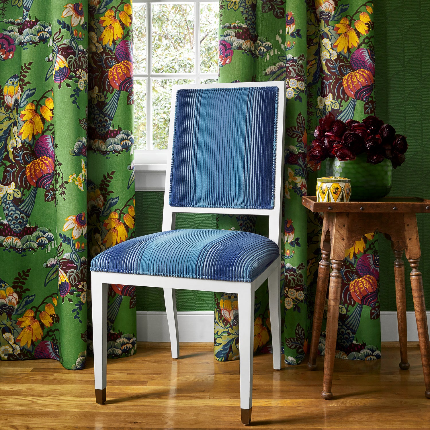 Room with draperies in Fairbanks fabric in green color - pattern number AF9644 - by Anna French