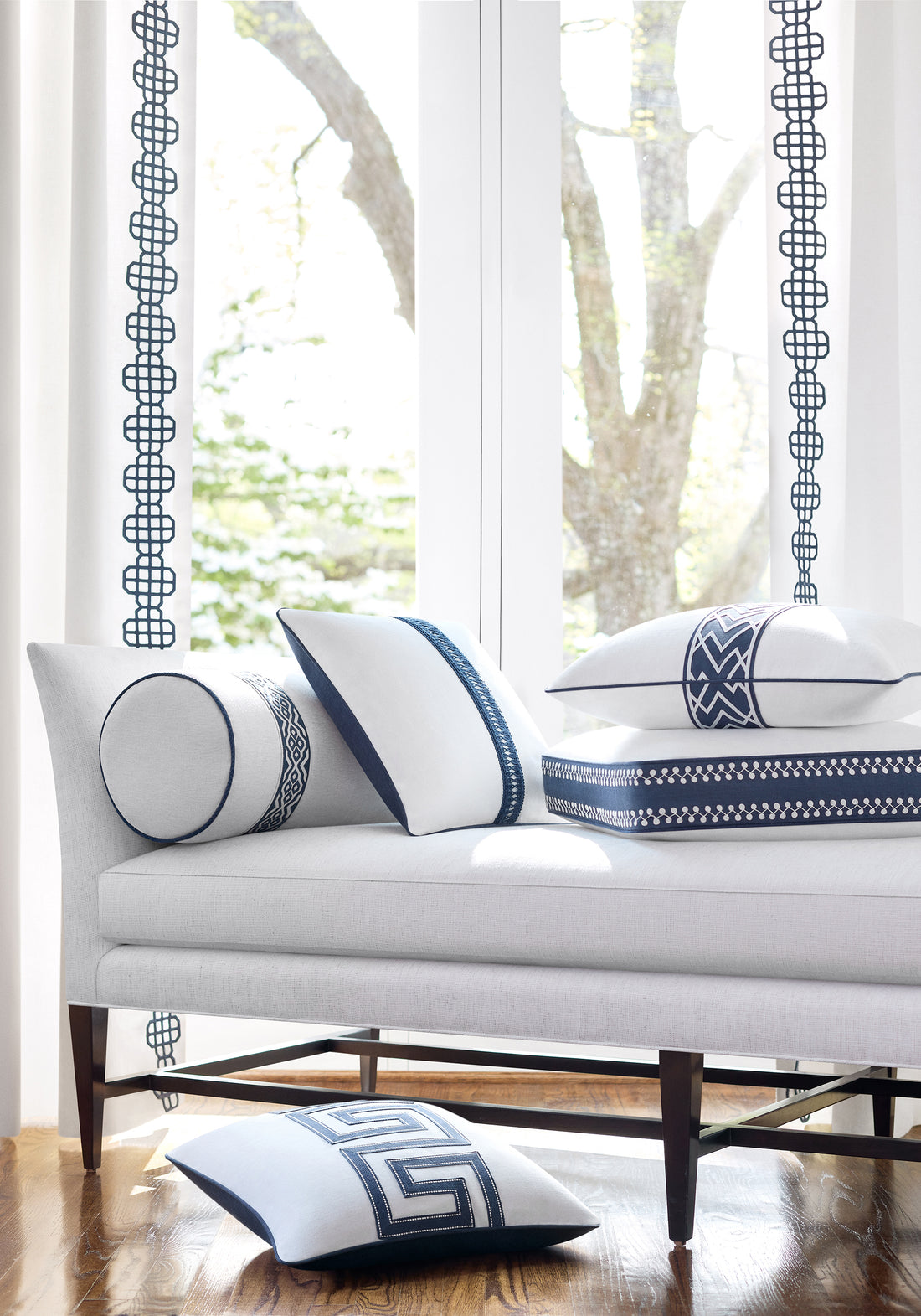Addison daybed in Thibaut Ambient woven fabric in Platinum color, pattern number W75205